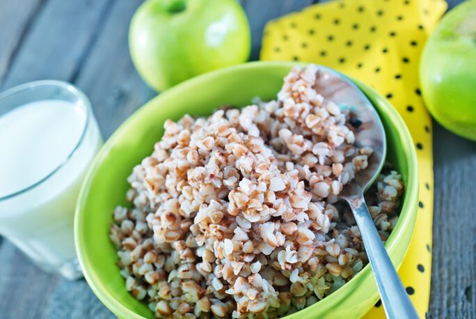 Trigo sarraceno com kefir e maçãs