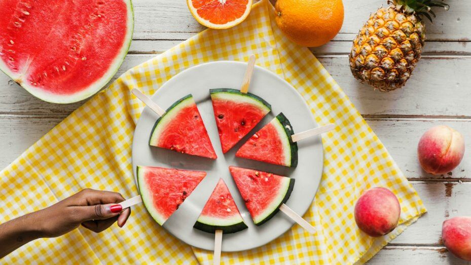 Pedaços de melancia em palitos